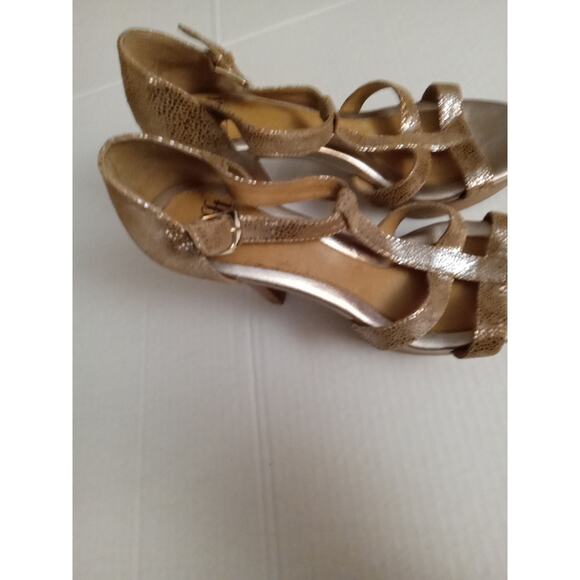 Sofft women size 8M T-strap metallic champagne platform heel leather sandals - Picture 6 of 9